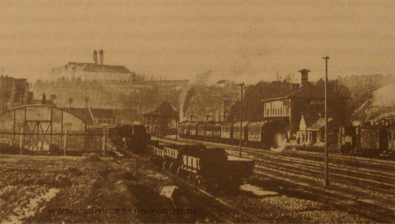 Bild Die ehemalige Station der Ostbahn in Vilshofen. Postkarte, um 1925. Eine
Dampffahne entweicht am letzten Wagen des beheizten Zuges.